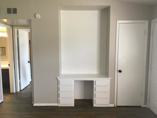Building Photo - 925 Drake Dr