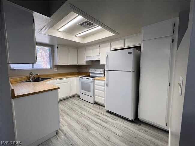Building Photo - 3824 N Summer Breeze Cir