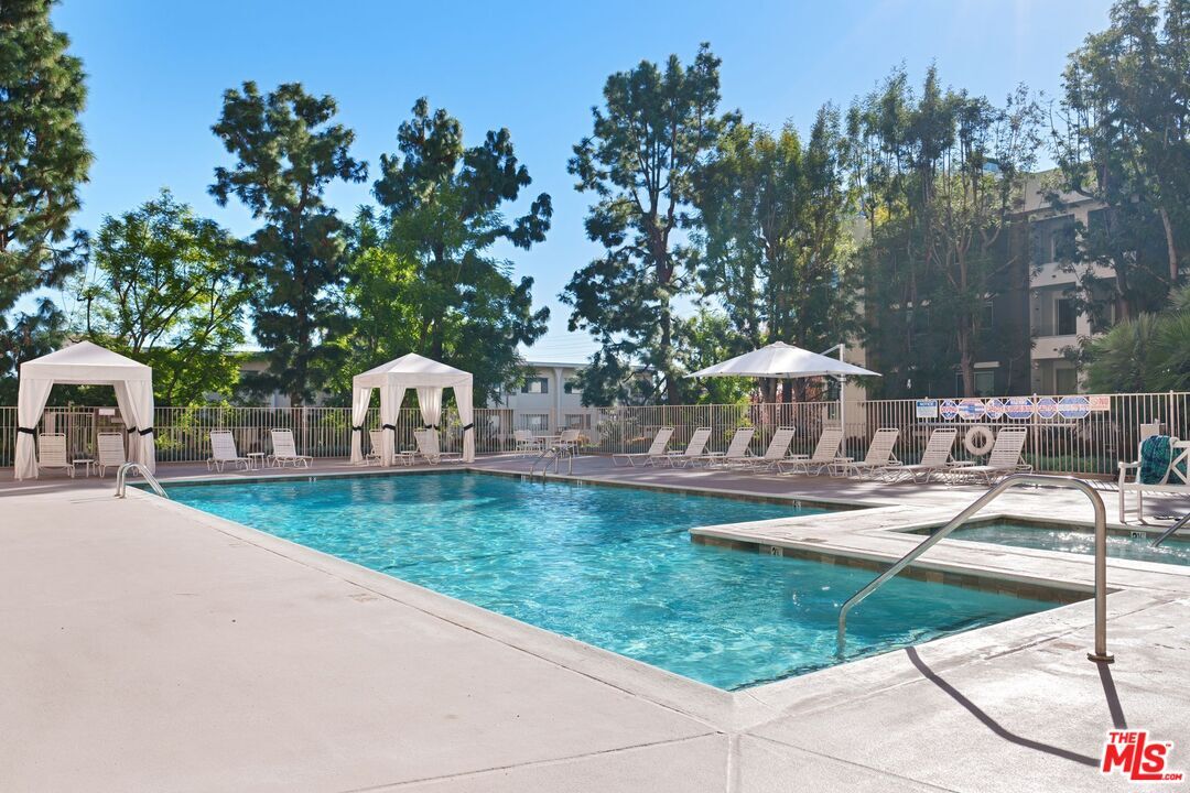 Foto principal - 100 S Doheny Dr