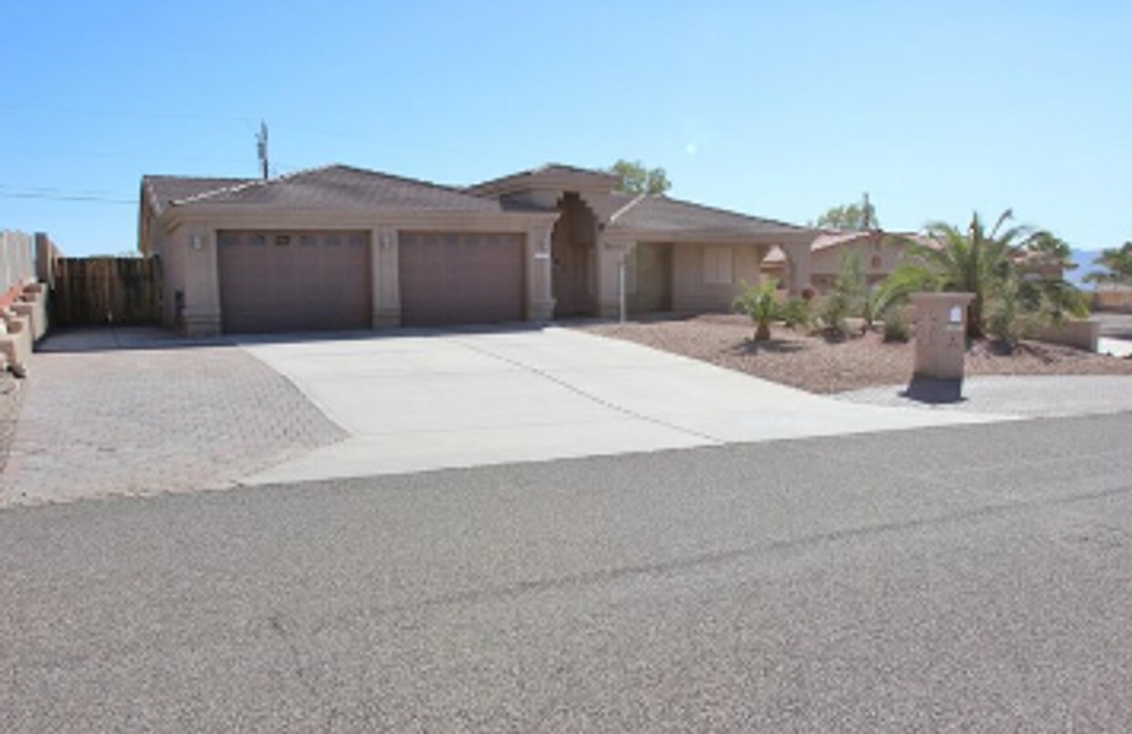 Foto principal - Furnished 3 Bedroom - 2 Bath Pool Home