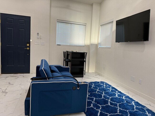 Foto del edificio - PRE LEASE NOW! Fully Furnished Loft ADU with Pool Access !