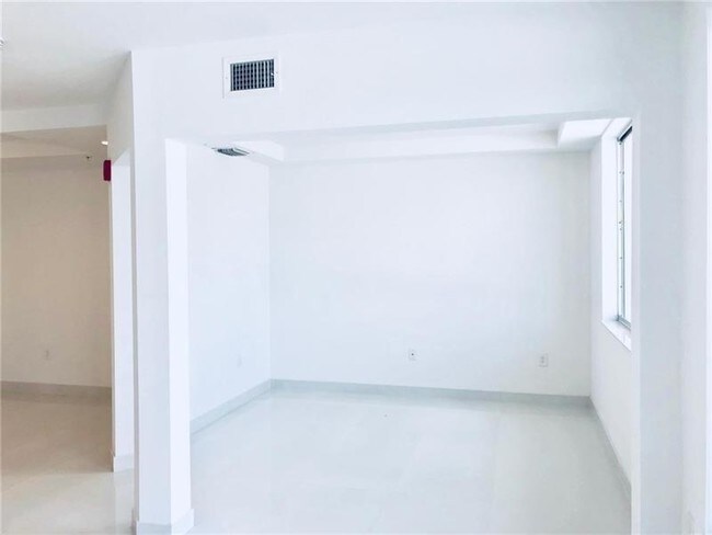 Building Photo - AVENTURA PLACE