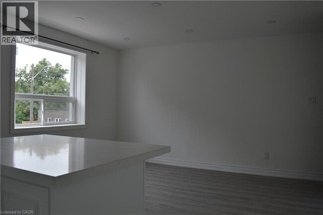 Building Photo - 2224A KINGSTON Road Unit# 4