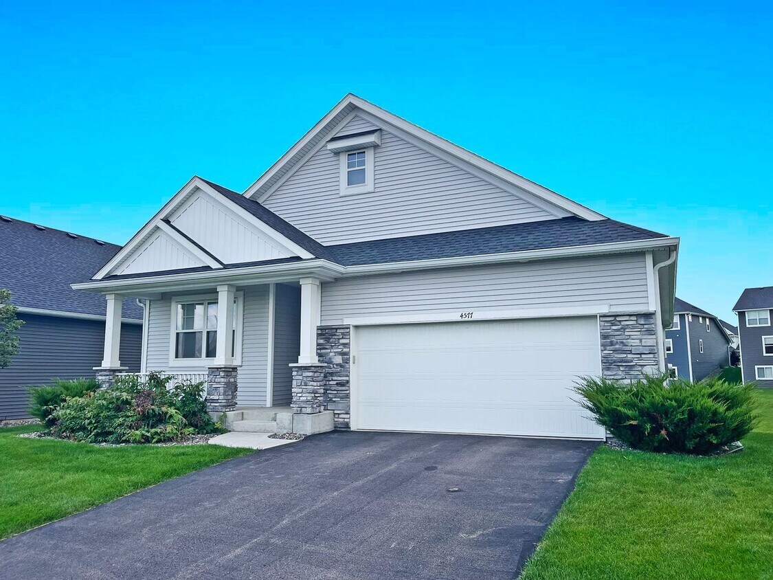 Foto principal - Sparkling, SPACIOUS Like-New Home with 3 B...