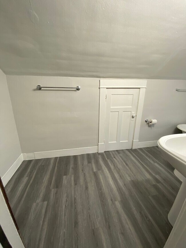 Building Photo - 2 bedroom 1 bathroom