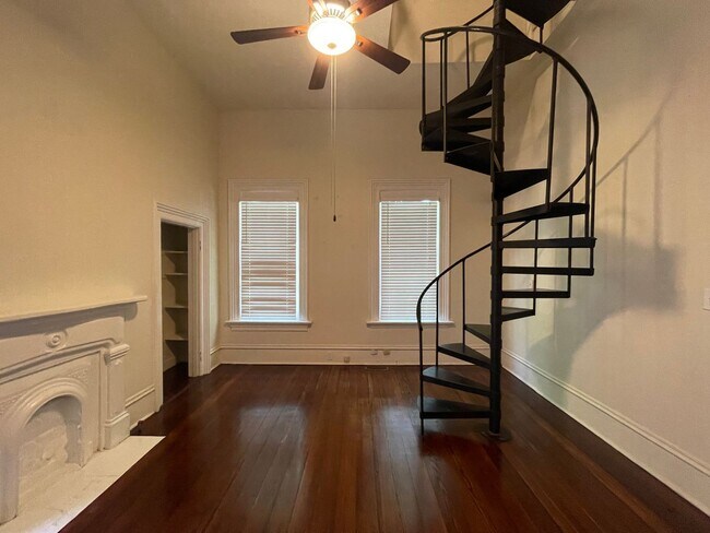 Building Photo - Spacious Apartment Near Mercer University!
