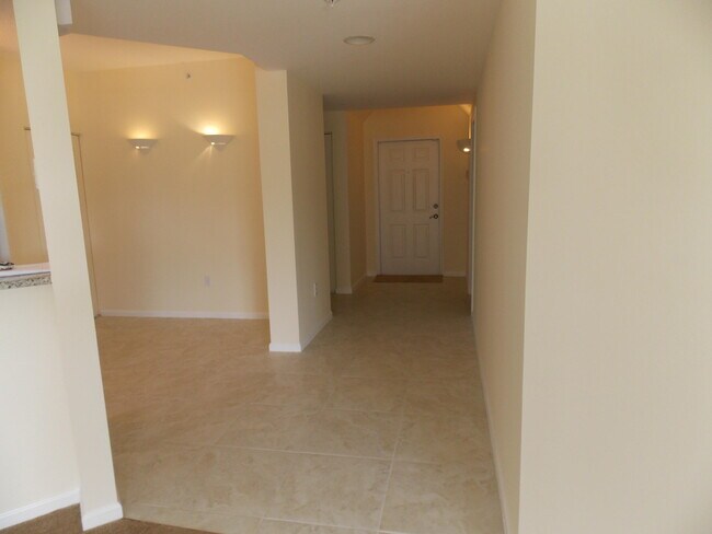 Building Photo - 100 Uno Lago Dr