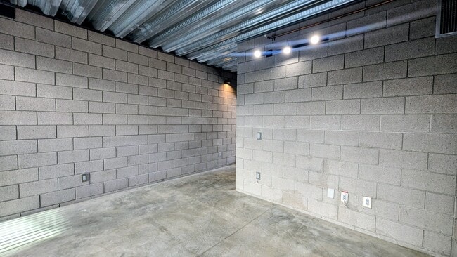 Building Photo - 525 E Willetta St