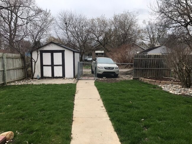 Cobertizo de almacenamiento y 2 lugares de estacionamiento exclusivos fuera del callejón. - 1311 Illinois Ave