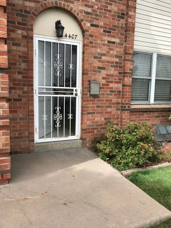 Building Photo - Beautifully Updated Townhome in Prime Loca...