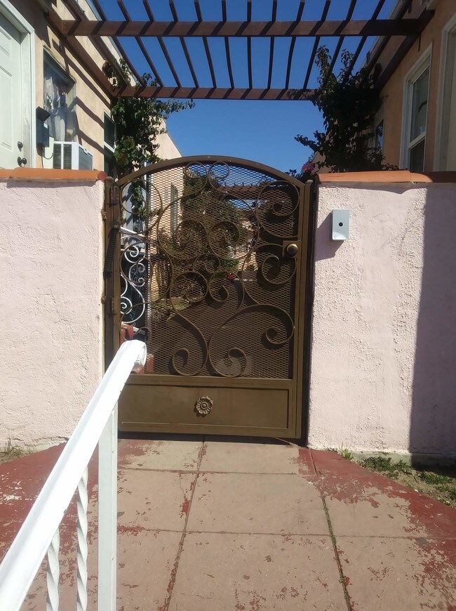 Entrada principal - 4247 Burns Ave