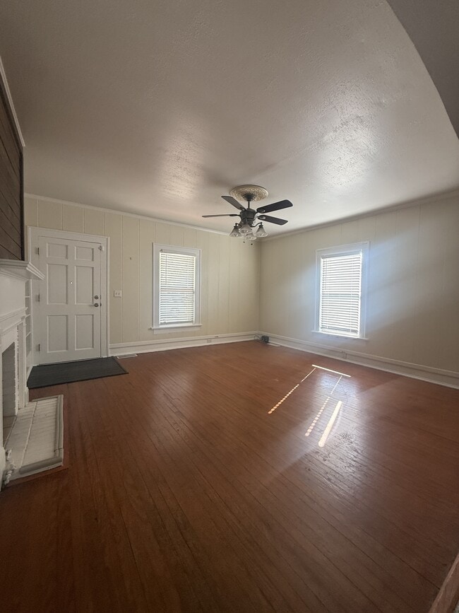 Building Photo - 303 W Parrish Dr