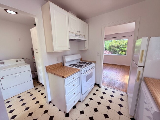 Foto del edificio - 9823 31st Ave SW