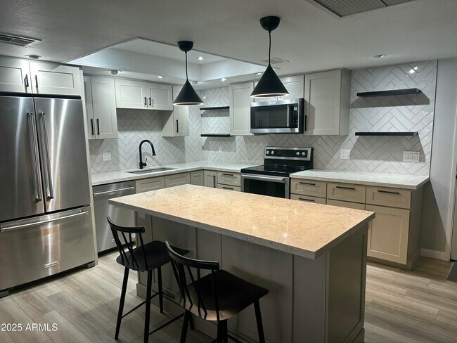 Foto del edificio - 7930 E Camelback Rd