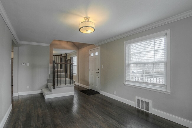 Building Photo - 3 bed 1 bath house with large fenced in ya...
