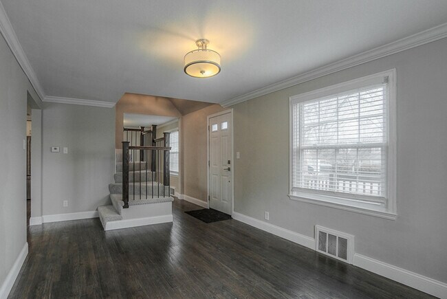Foto del edificio - 3 bed 1 bath house with large fenced in ya...