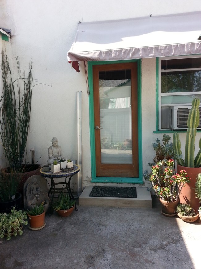Foto del edificio - 5623 Woodman Ave