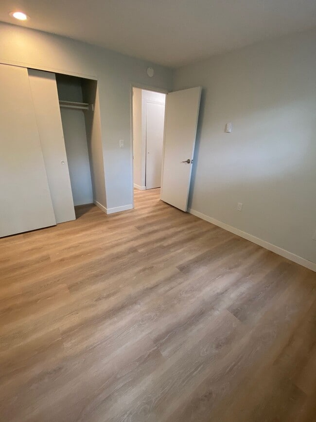 Building Photo - Capitol Crest