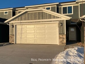 Building Photo - 3 Bed 2.5 Bath Townhome