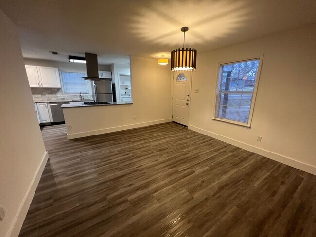 Building Photo - Cool home in East Austin - Don't Miss this...