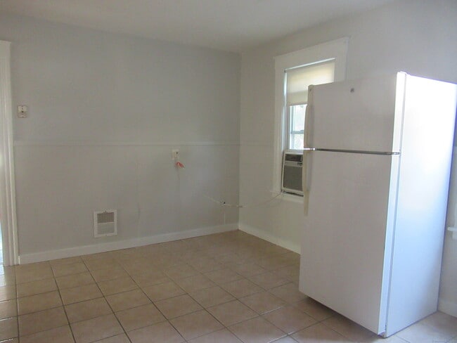 Building Photo - 783 Brewster St