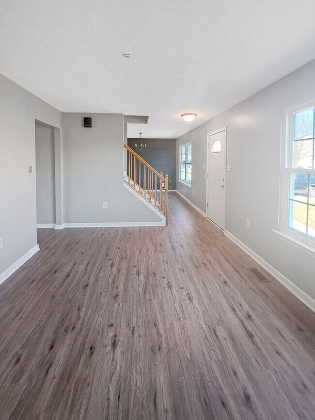 Building Photo - Lovely Pet Friendly 5 Bedroom/3 Bath SFH i...