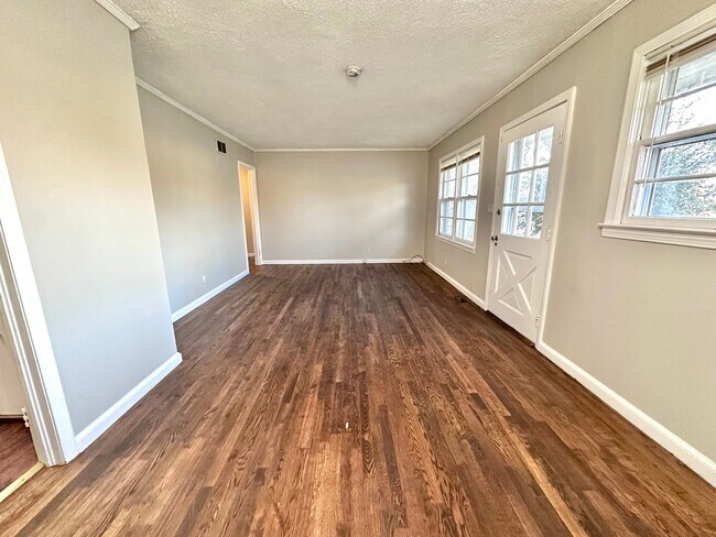 Foto del edificio - 3 Bedrooms, 1 Bathroom - House in West Rome!