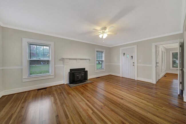 Foto del edificio - Lovely Brick Ranch Home Close to Uptown Ch...