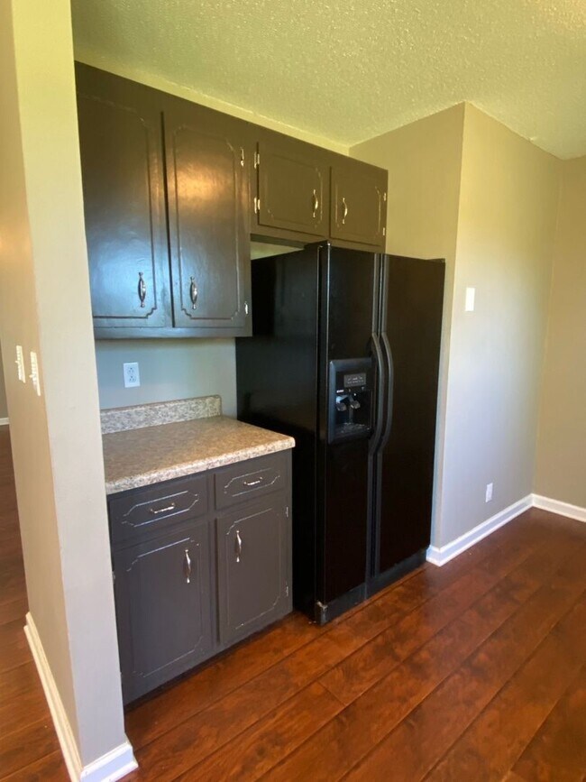 Building Photo - $1500 3 Bedroom 2 Bath Modern Brick Home!