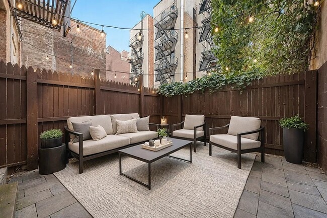Foto del edificio - 321 W 16th St