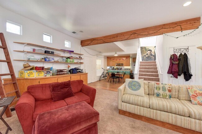 Building Photo - 4 Bedroom Townhome near UC Davis