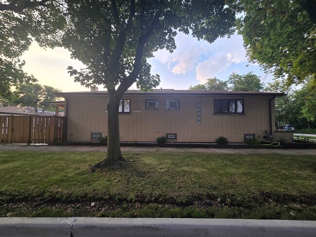 Foto del edificio - 5300 N Mason Ave