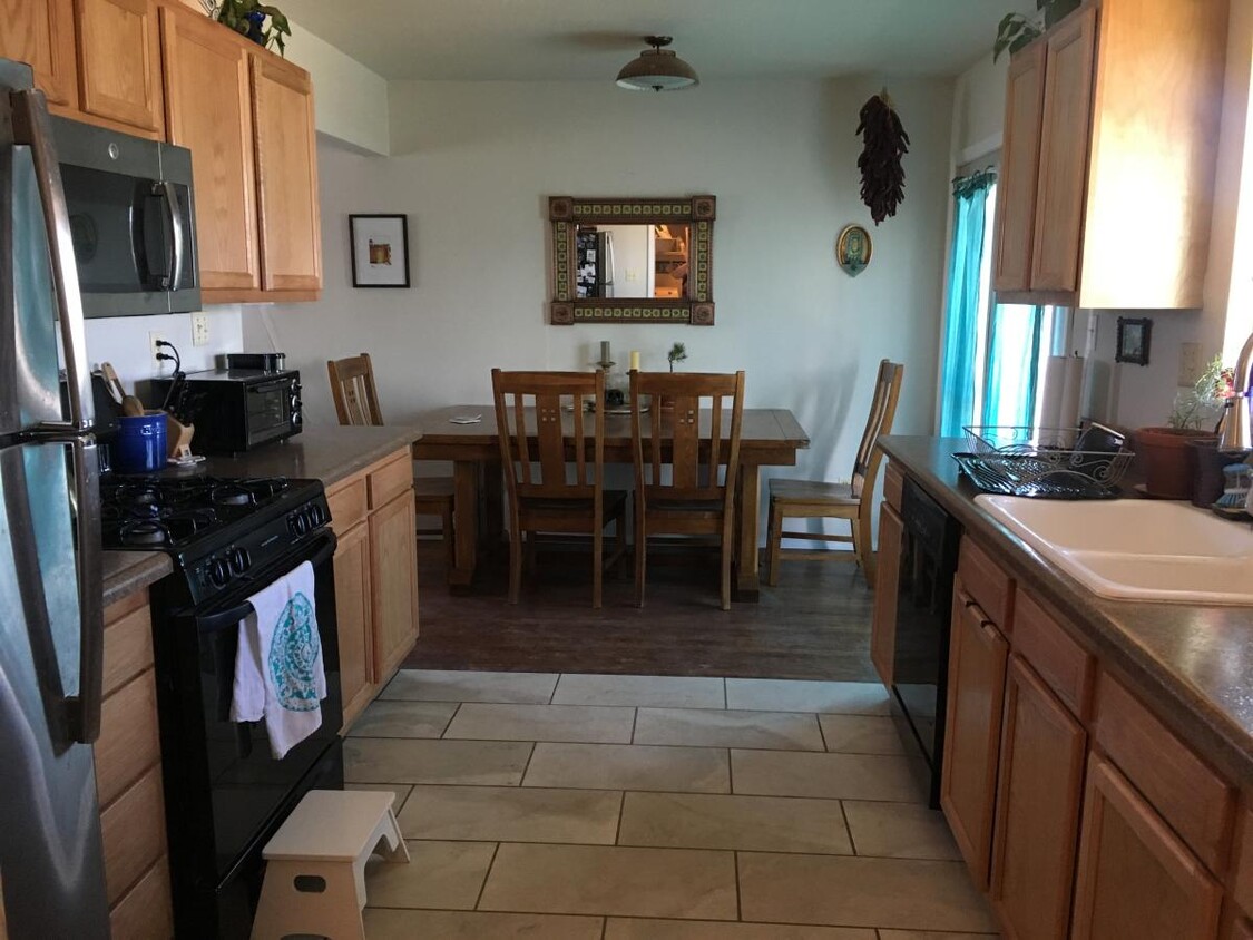 Dining - 943 Cerrito Dr
