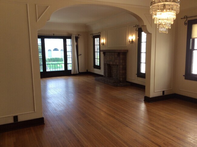 Livingroom - 142 N Sycamore Ave
