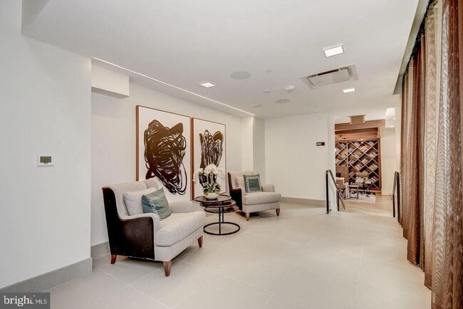 Building Photo - 1411 Key Blvd