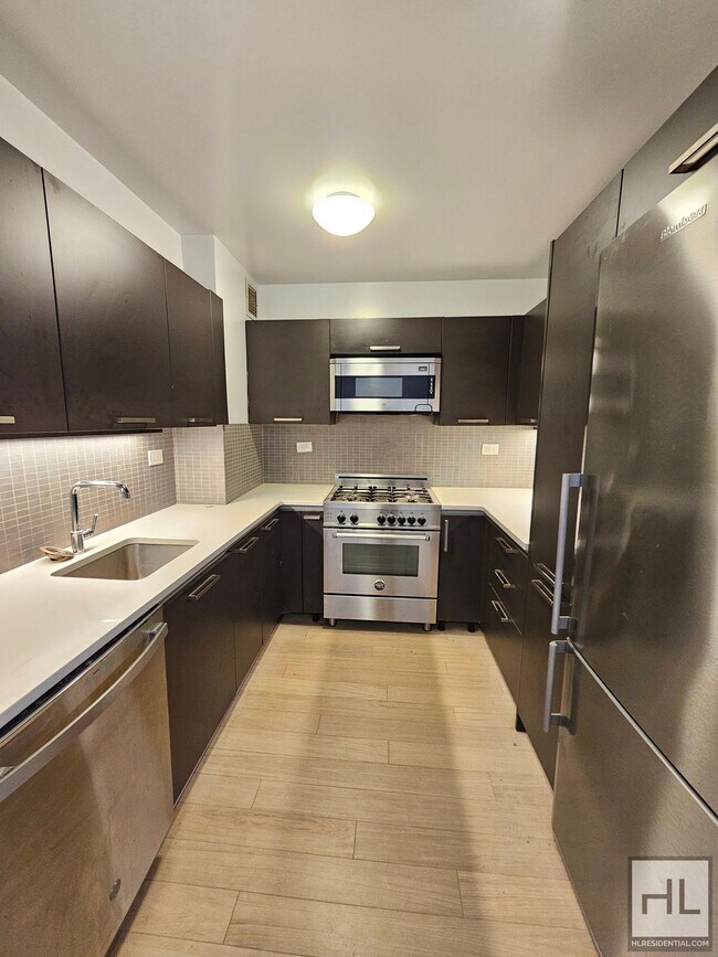 Building Photo - Luxury 1-Bedroom with 1.5 Baths | 22nd Flo...