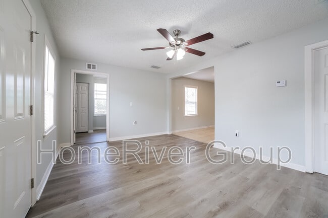 Building Photo - 3110 W Hartnett Ave