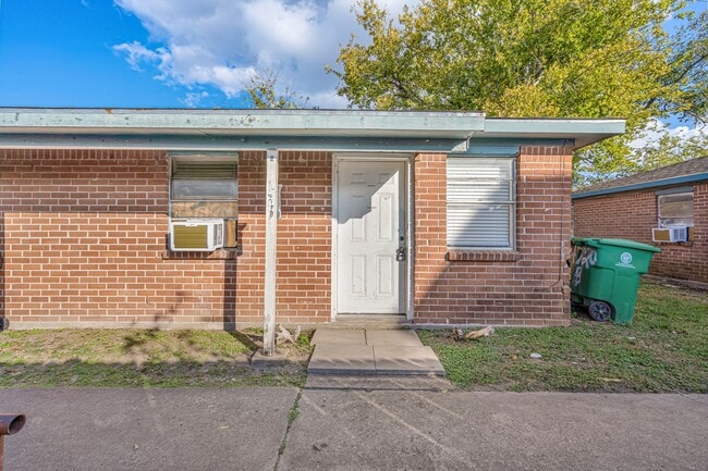 Building Photo - 4718 Carmen St