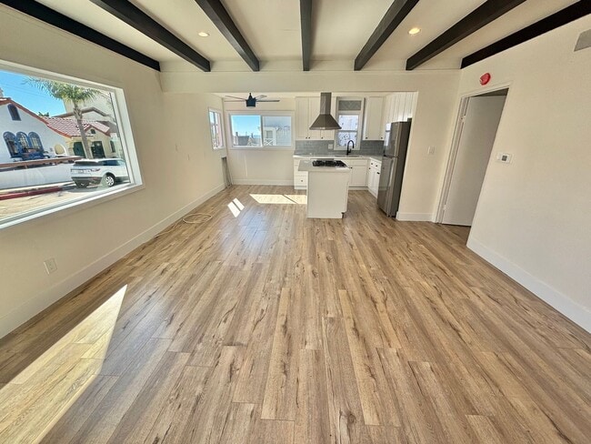 Foto del edificio - Fully Renovated 2bd/1ba! Just a block from...
