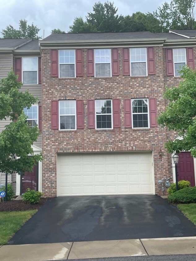 Primary Photo - 272 Broadstone Dr