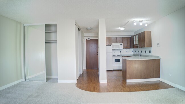 Photo du bâtiment - 11147 Whyte Ave NW