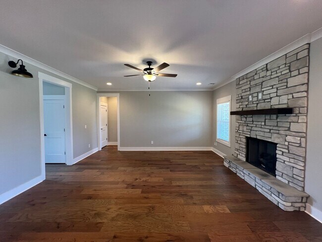 Building Photo - Spacious 4 Bedroom 3.5 Bath + Media Room a...