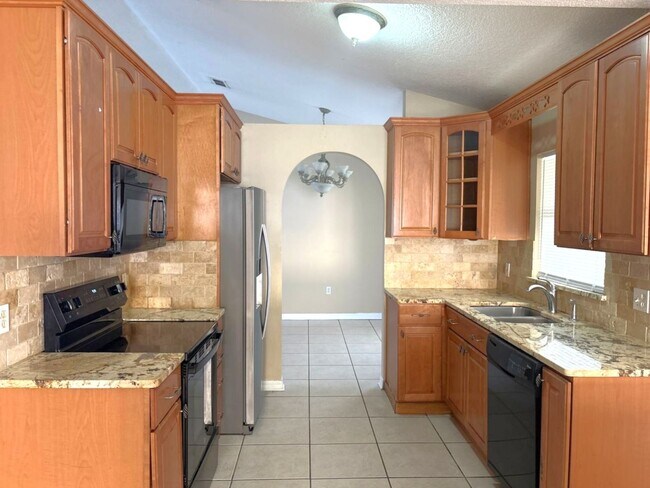 Building Photo - Beautiful 4 Bedroom, 2 Bath Split-Floor-Plan Home in Lakeside — Kissimmee, FL