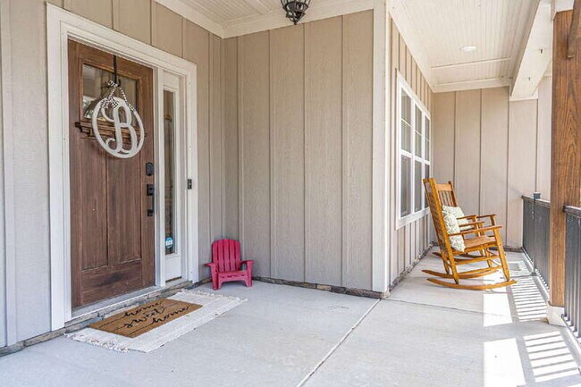 Foto del edificio - 156 Lakeview Dr