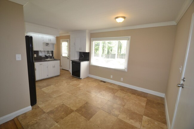 Building Photo - 1627 Wildwood Rd
