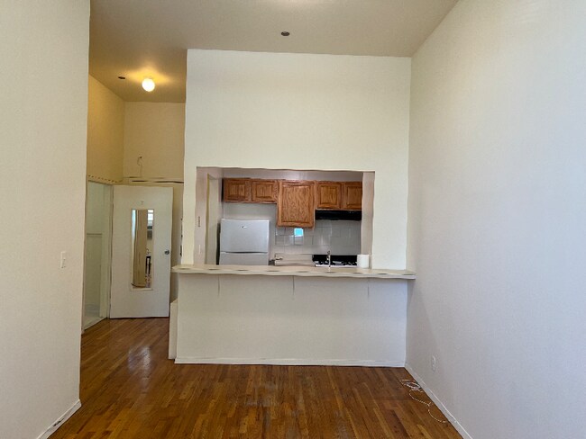 Foto del edificio - 6120 Woodside Ave