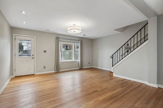 Building Photo - Beautiful, light-filled 3 bed/2 bath Warwi...