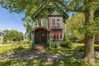 Building Photo - 268 Lyndhurst St