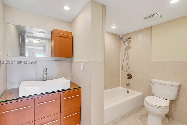 Building Photo - 9682 Fontainebleau Blvd