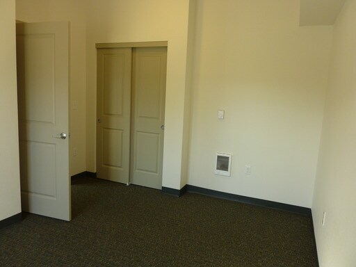 Building Photo - 2430 Lakeview Dr